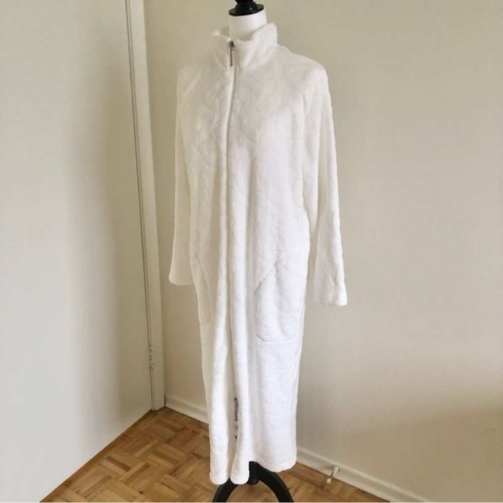 NWT White Plush Zip-Up Robe